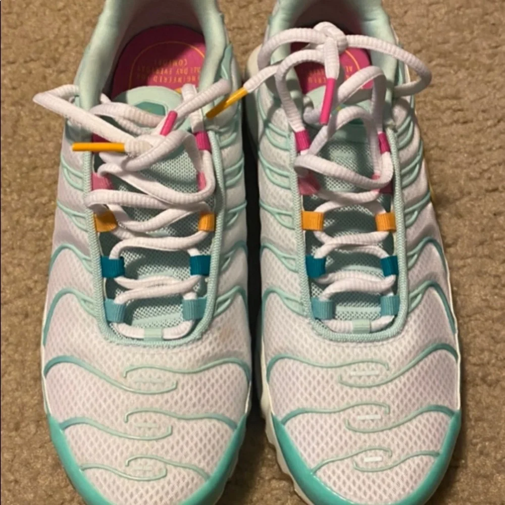 Women’s Nike - Picture 3 of 3